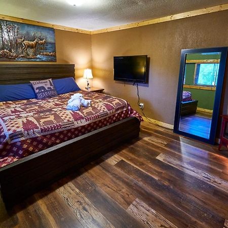 Steps From Downtown Pigeon Forge Parkway + Private Hottub And Firepit - Wifi - Firefly Bungalows Exteriör bild