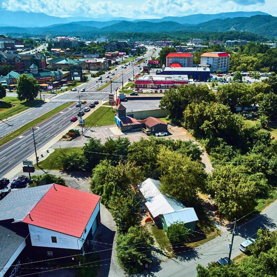 Steps From Downtown Pigeon Forge Parkway + Private Hottub And Firepit - Wifi - Firefly Bungalows Exteriör bild