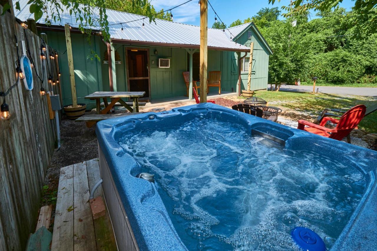 Steps From Downtown Pigeon Forge Parkway + Private Hottub And Firepit - Wifi - Firefly Bungalows Exteriör bild