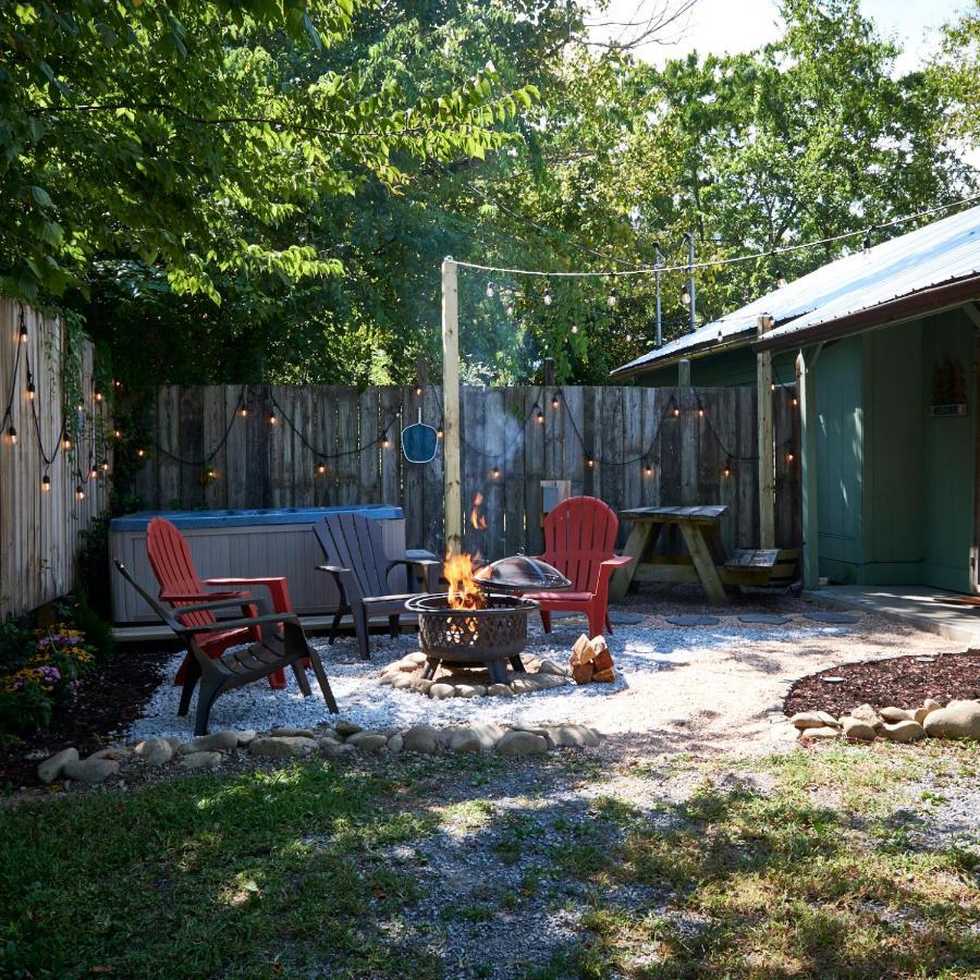 Steps From Downtown Pigeon Forge Parkway + Private Hottub And Firepit - Wifi - Firefly Bungalows Exteriör bild