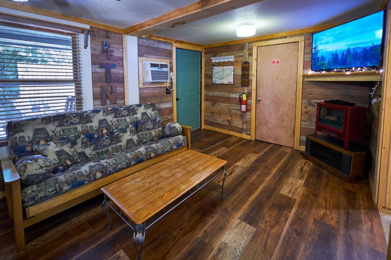 Steps From Downtown Pigeon Forge Parkway + Private Hottub And Firepit - Wifi - Firefly Bungalows Exteriör bild