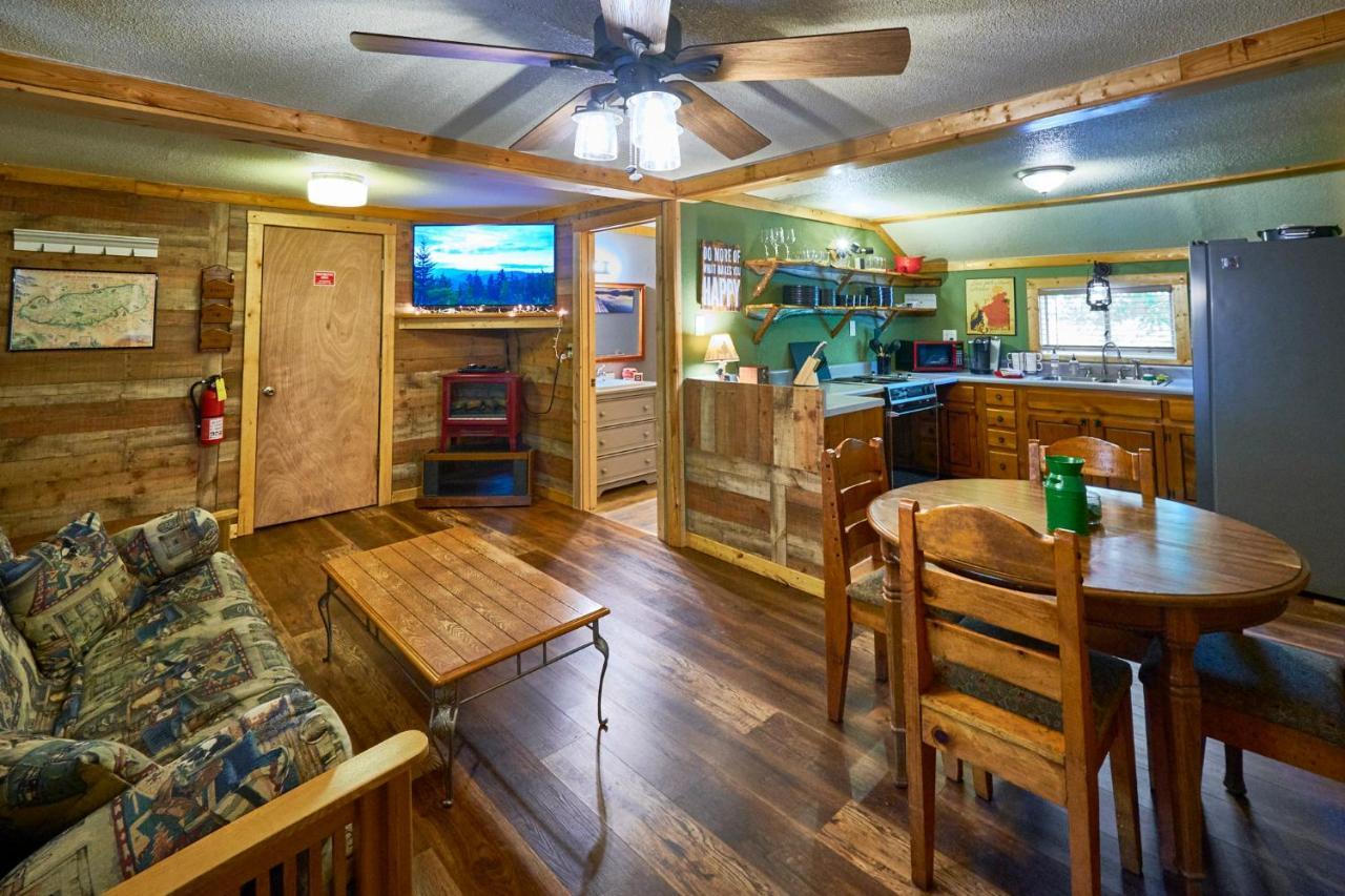 Steps From Downtown Pigeon Forge Parkway + Private Hottub And Firepit - Wifi - Firefly Bungalows Exteriör bild