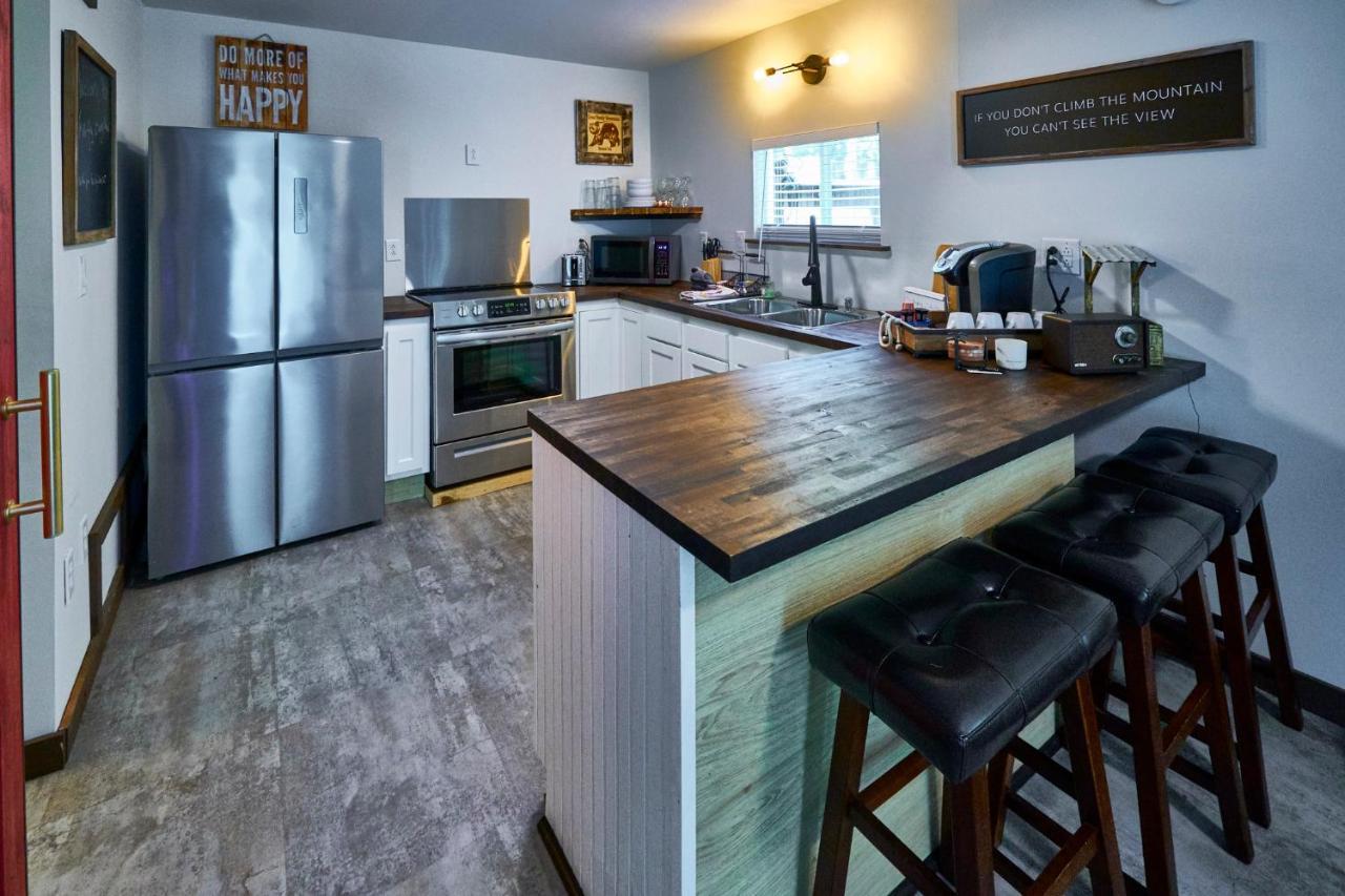 Steps From Downtown Pigeon Forge Parkway + Private Hottub And Firepit - Wifi - Firefly Bungalows Exteriör bild