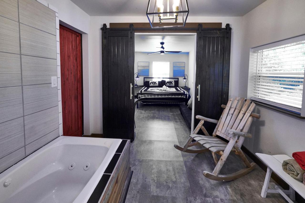Steps From Downtown Pigeon Forge Parkway + Private Hottub And Firepit - Wifi - Firefly Bungalows Exteriör bild