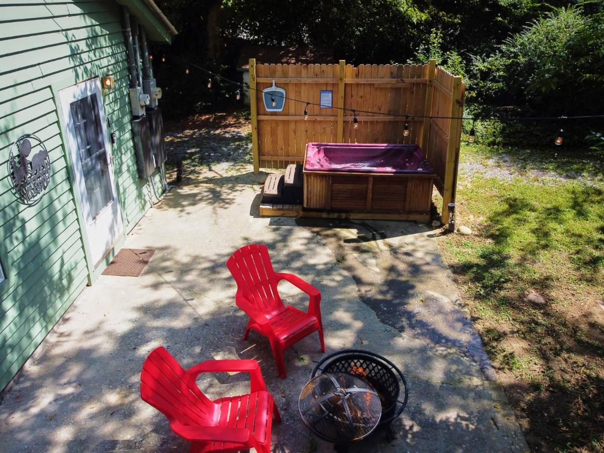 Steps From Downtown Pigeon Forge Parkway + Private Hottub And Firepit - Wifi - Firefly Bungalows Exteriör bild