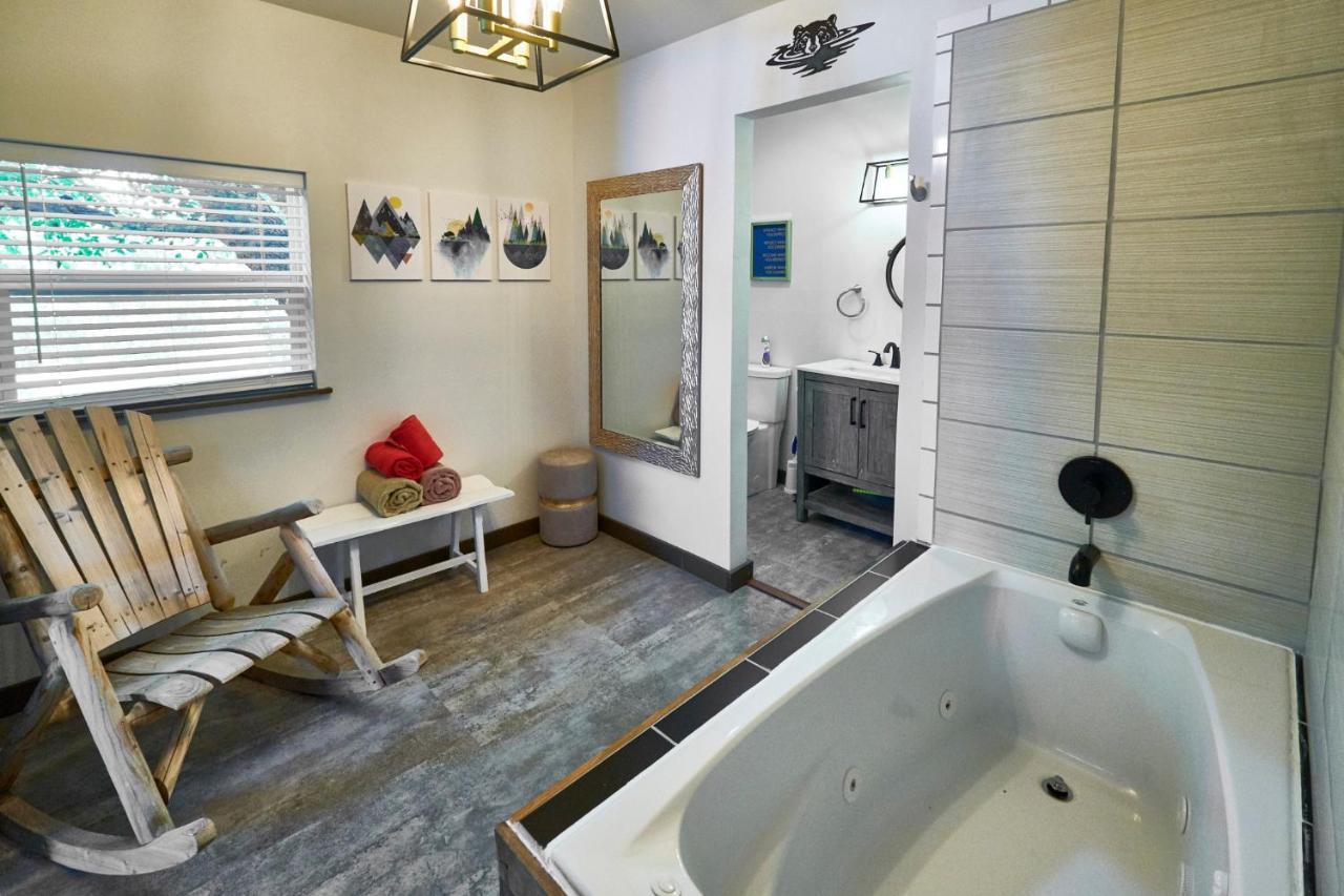 Steps From Downtown Pigeon Forge Parkway + Private Hottub And Firepit - Wifi - Firefly Bungalows Exteriör bild