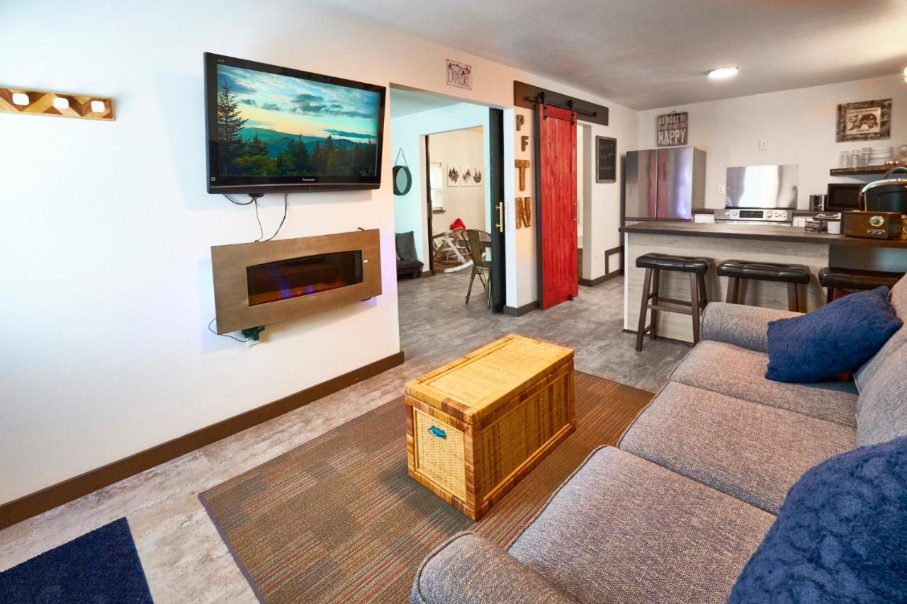 Steps From Downtown Pigeon Forge Parkway + Private Hottub And Firepit - Wifi - Firefly Bungalows Exteriör bild