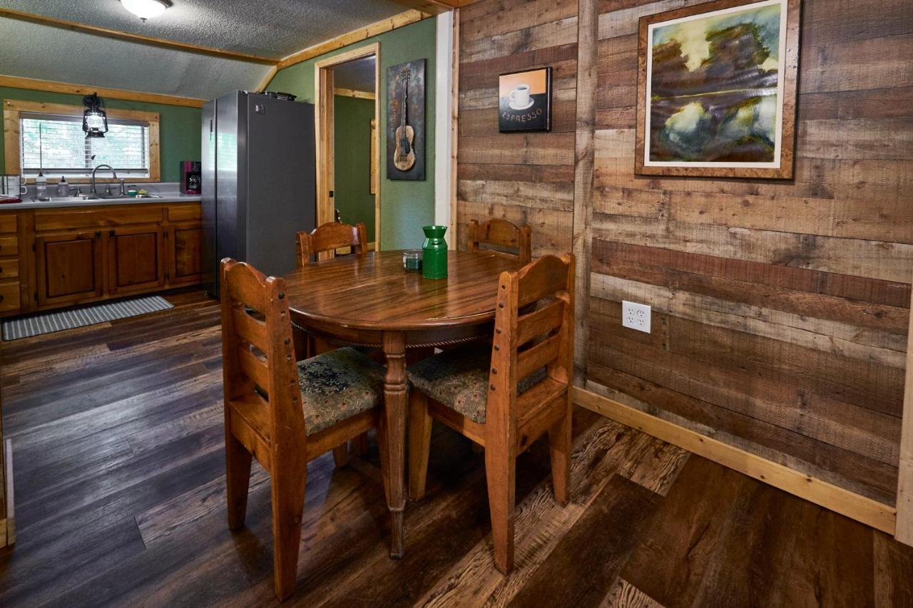 Steps From Downtown Pigeon Forge Parkway + Private Hottub And Firepit - Wifi - Firefly Bungalows Exteriör bild