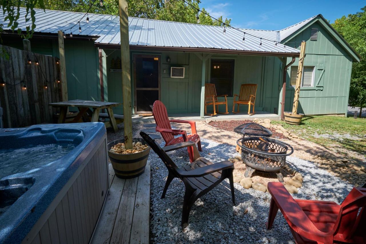 Steps From Downtown Pigeon Forge Parkway + Private Hottub And Firepit - Wifi - Firefly Bungalows Exteriör bild