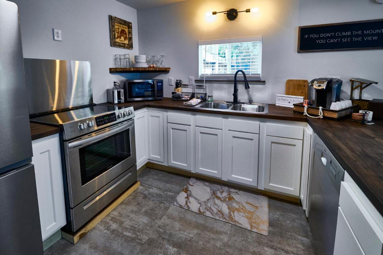 Steps From Downtown Pigeon Forge Parkway + Private Hottub And Firepit - Wifi - Firefly Bungalows Exteriör bild