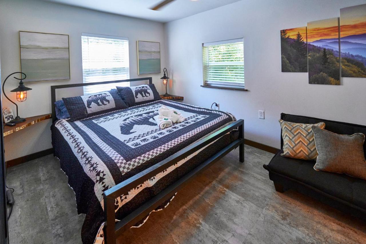 Steps From Downtown Pigeon Forge Parkway + Private Hottub And Firepit - Wifi - Firefly Bungalows Exteriör bild
