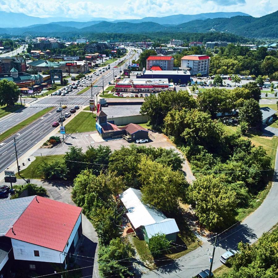 Steps From Downtown Pigeon Forge Parkway + Private Hottub And Firepit - Wifi - Firefly Bungalows Exteriör bild