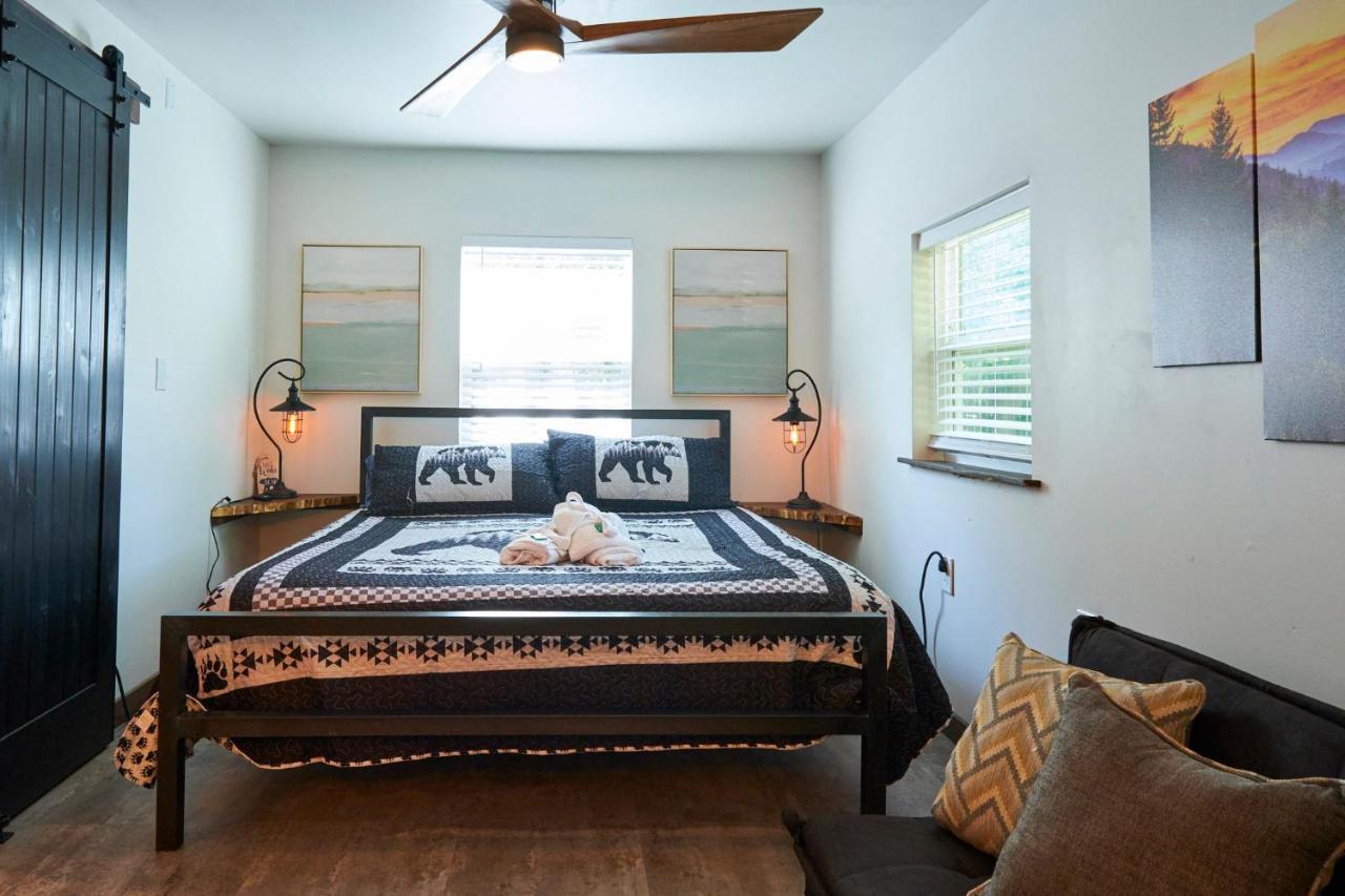 Steps From Downtown Pigeon Forge Parkway + Private Hottub And Firepit - Wifi - Firefly Bungalows Exteriör bild
