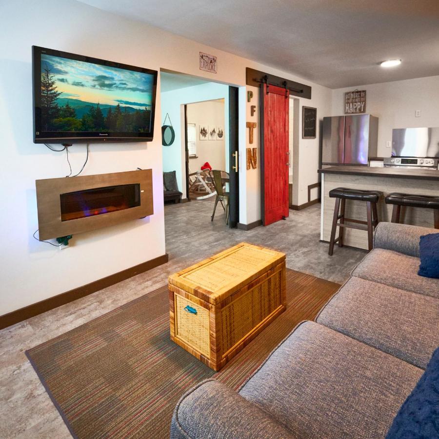 Steps From Downtown Pigeon Forge Parkway + Private Hottub And Firepit - Wifi - Firefly Bungalows Exteriör bild