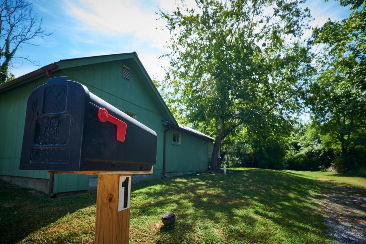 Steps From Downtown Pigeon Forge Parkway + Private Hottub And Firepit - Wifi - Firefly Bungalows Exteriör bild