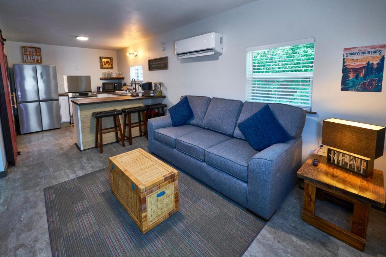 Steps From Downtown Pigeon Forge Parkway + Private Hottub And Firepit - Wifi - Firefly Bungalows Exteriör bild