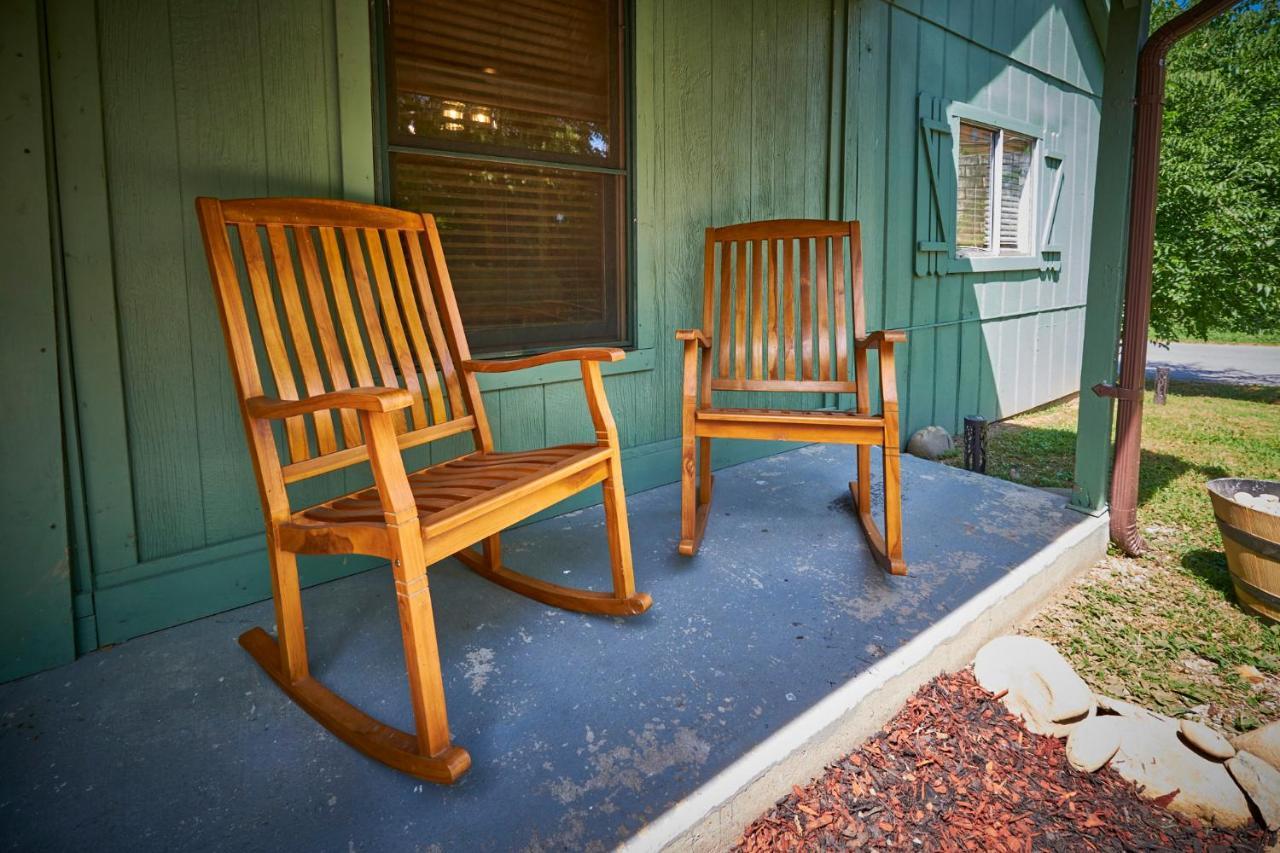 Steps From Downtown Pigeon Forge Parkway + Private Hottub And Firepit - Wifi - Firefly Bungalows Exteriör bild