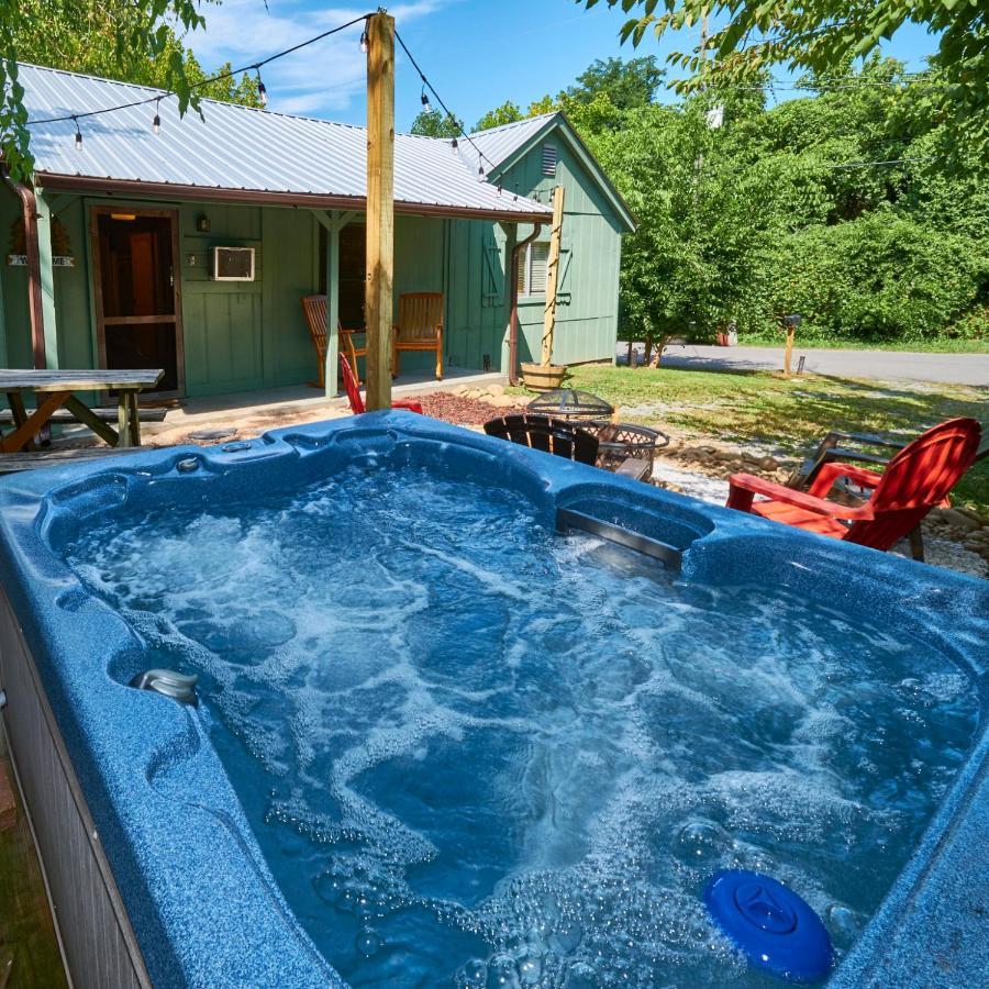 Steps From Downtown Pigeon Forge Parkway + Private Hottub And Firepit - Wifi - Firefly Bungalows Exteriör bild