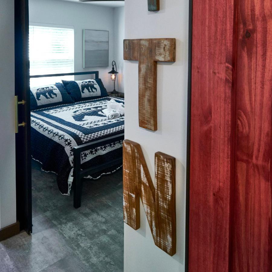 Steps From Downtown Pigeon Forge Parkway + Private Hottub And Firepit - Wifi - Firefly Bungalows Exteriör bild