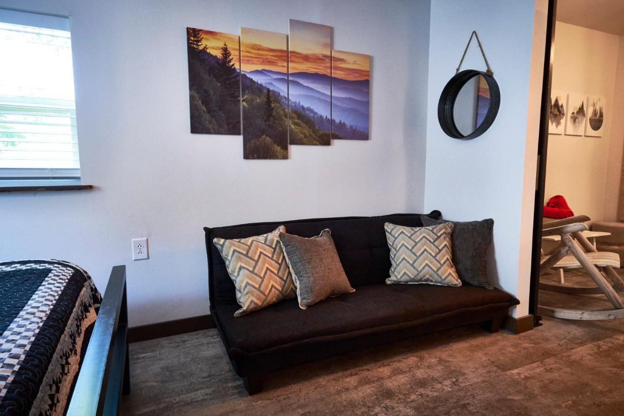 Steps From Downtown Pigeon Forge Parkway + Private Hottub And Firepit - Wifi - Firefly Bungalows Exteriör bild
