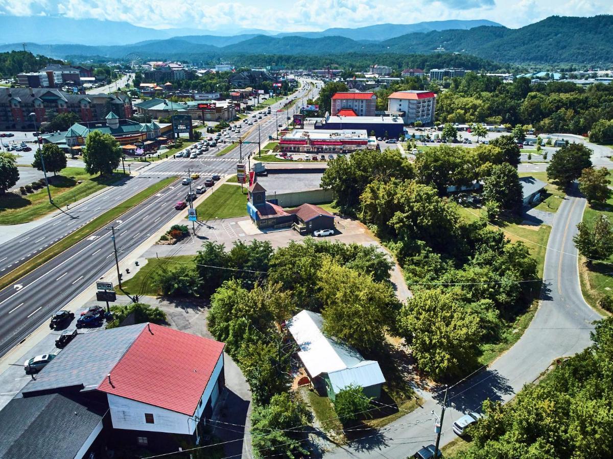 Steps From Downtown Pigeon Forge Parkway + Private Hottub And Firepit - Wifi - Firefly Bungalows Exteriör bild