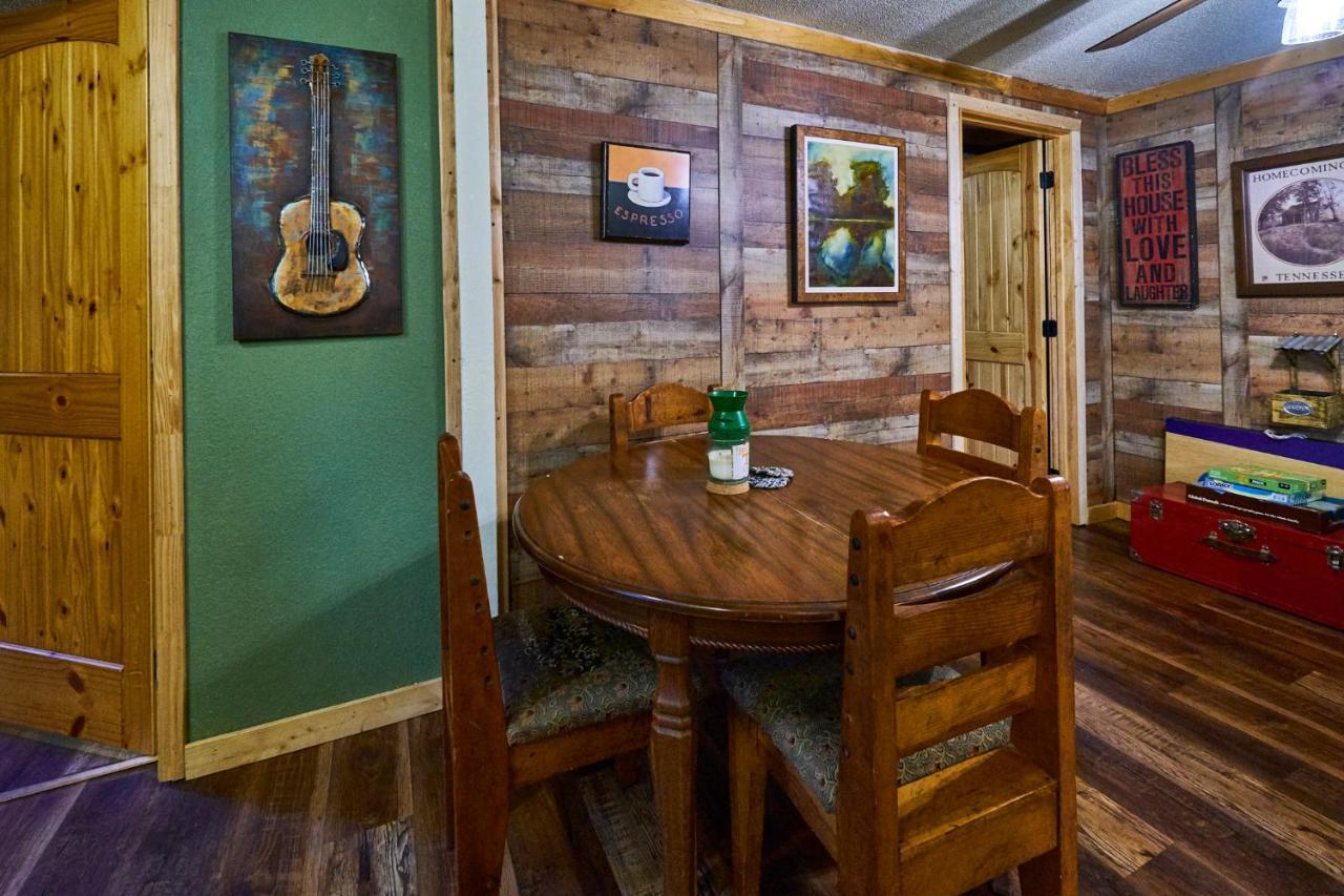 Steps From Downtown Pigeon Forge Parkway + Private Hottub And Firepit - Wifi - Firefly Bungalows Exteriör bild