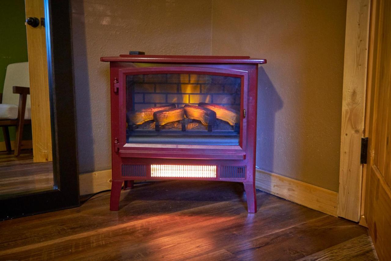 Steps From Downtown Pigeon Forge Parkway + Private Hottub And Firepit - Wifi - Firefly Bungalows Exteriör bild