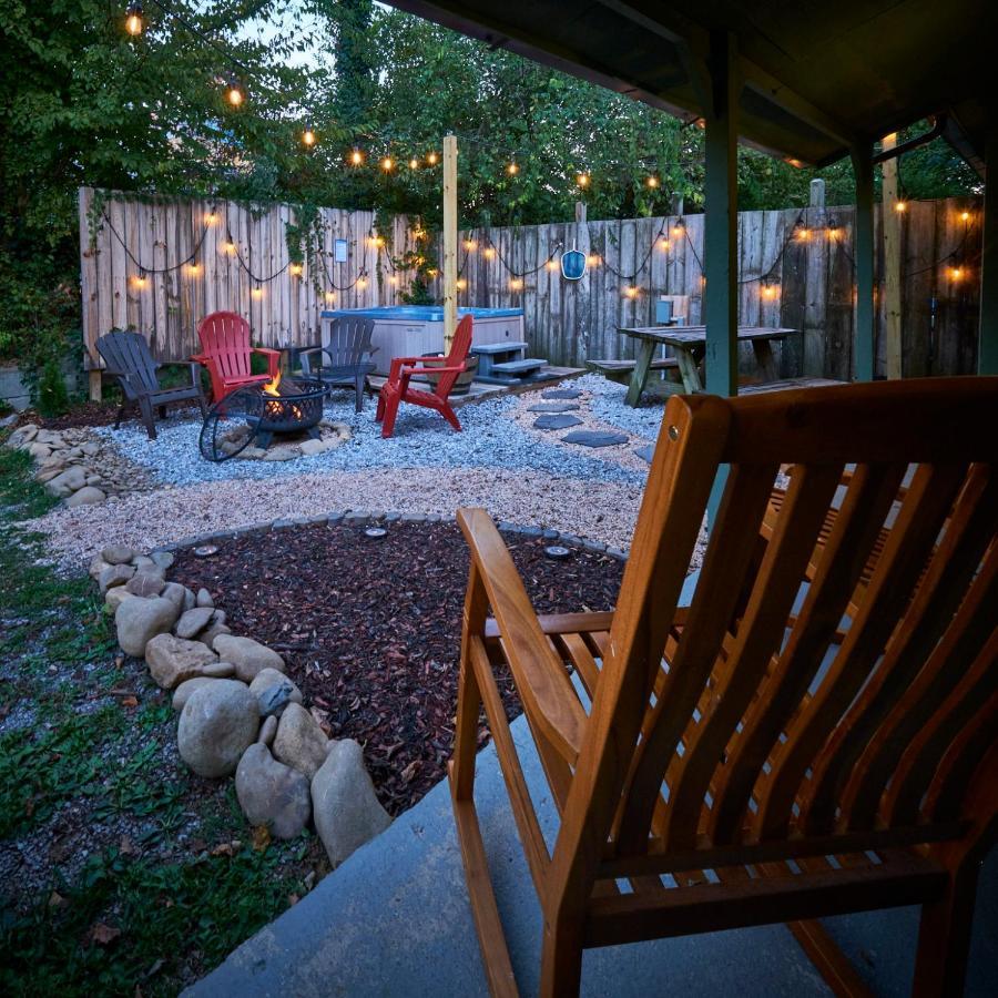 Steps From Downtown Pigeon Forge Parkway + Private Hottub And Firepit - Wifi - Firefly Bungalows Exteriör bild
