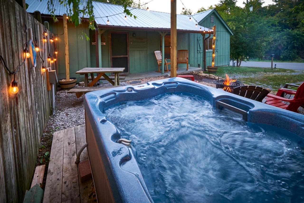 Steps From Downtown Pigeon Forge Parkway + Private Hottub And Firepit - Wifi - Firefly Bungalows Exteriör bild