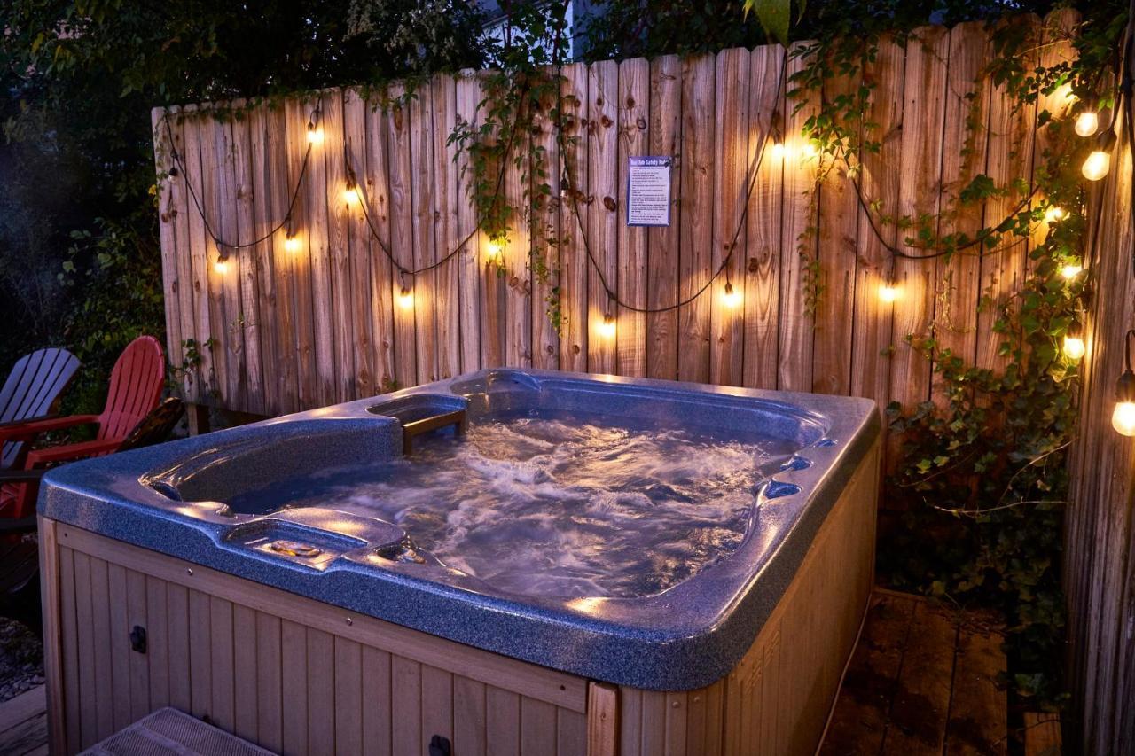 Steps From Downtown Pigeon Forge Parkway + Private Hottub And Firepit - Wifi - Firefly Bungalows Exteriör bild
