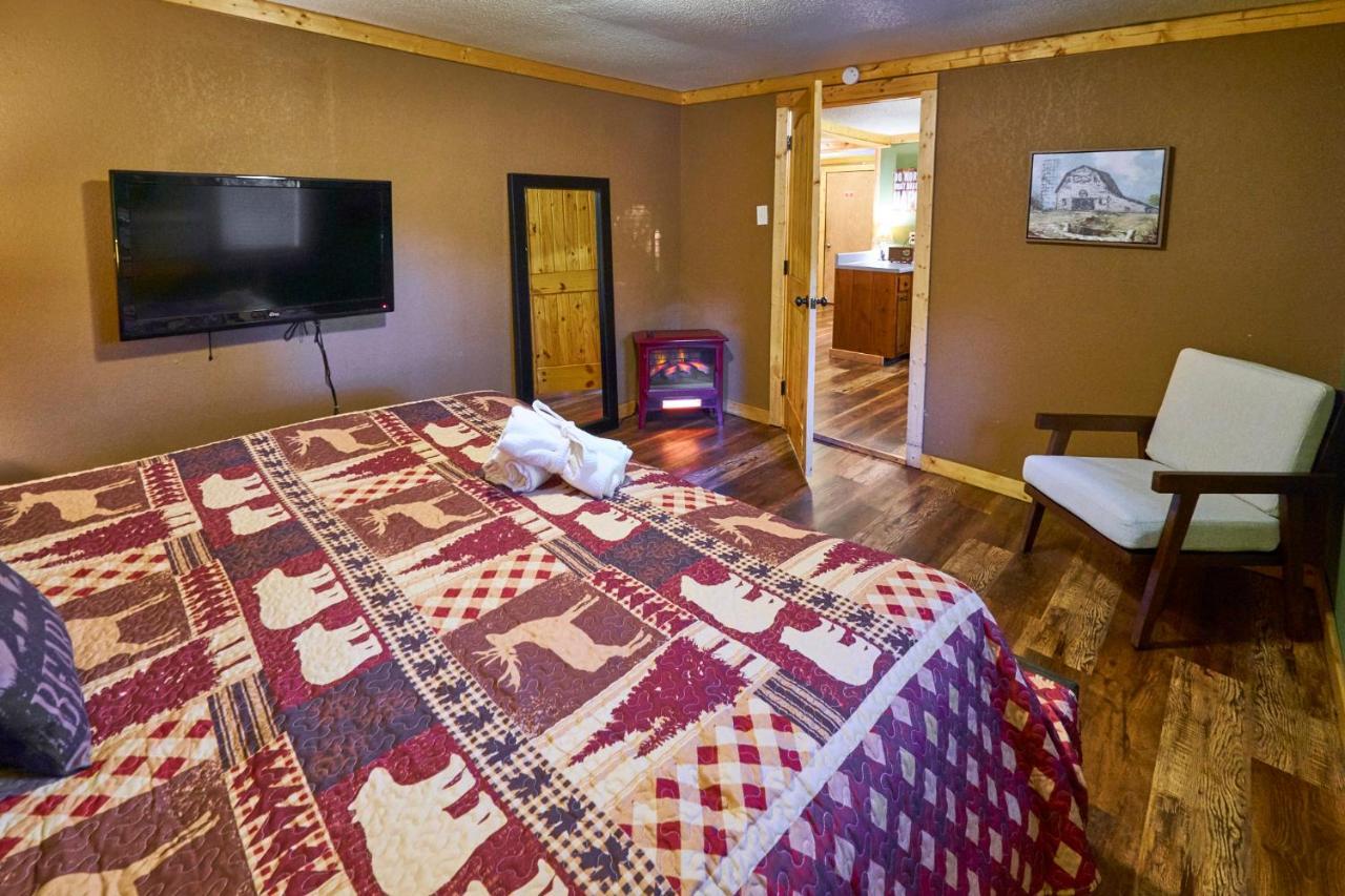 Steps From Downtown Pigeon Forge Parkway + Private Hottub And Firepit - Wifi - Firefly Bungalows Exteriör bild